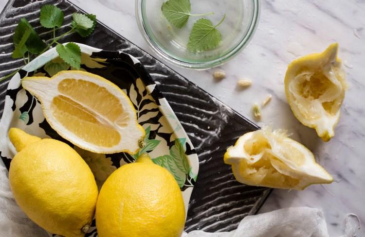 <p><strong>Kötü kokan çöplere son!</strong></p>
<p>Eğer çöp kutunuz kötü kokuyorsa, çöp poşetinin altına limon kabuğu koyun. Kötü kokunun yok olduğunu göreceksiniz. </p>