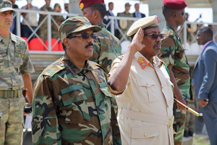 <p>Somali Cumhurbaşkanı Fermacu törende yaptığı konuşmada, "Askeri alan da dahil olmak üzere her alanda verdikleri destekten ötürü Türk hükümeti ve halkına teşekkür ediyorum." dedi.</p>
