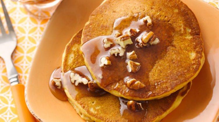 <p><strong>Cevizli pancake:</strong></p>

<p>Malzemeler:</p>

<p>2 adet yumurta <br />
Bir bardak toz şeker<br />
Bir su bardağı süt <br />
Yarım çay bardağı ayçiçek yağı <br />
Bir paket kabartma tozu <br />
1.5 su bardağı ceviz<br />
Bir kase bal <br />
Bir kase ceviz </p>

<p>Yapılışı:</p>

<p>Kek hamurunu oluşturalım ve pişirdikten sonra üzerini ceviz ve balla süsleyelim. </p>
