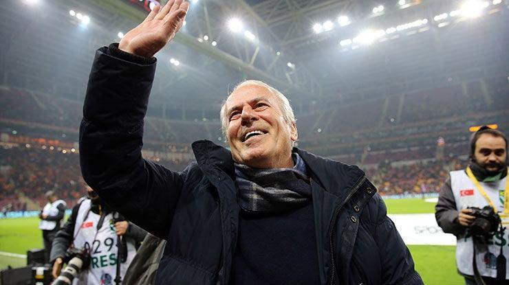 <p><strong>MUSTAFA DENİZLİ (2015-2016)</strong></p>

<p>Dursun Özbek, kısa sürede Mustafa Denizli'yle görüşerek kurt hocayı ikna etti ve takımın başına getirdi. Denizli de sarı kırmızılılara çare olamadı ve sezonun ortasında Denizli ile de yollar ayrıldı.</p>
