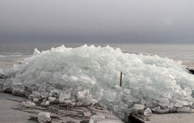 <p>Rüzgârın etkisiyle parçalara ayrılan buzların görüntüsü Antarktika`yı aratmazken, bölgede yaşayan köylüler bu durumla ilk kez karşılaştıklarını ifade ettiler.</p>

<p>​</p>
