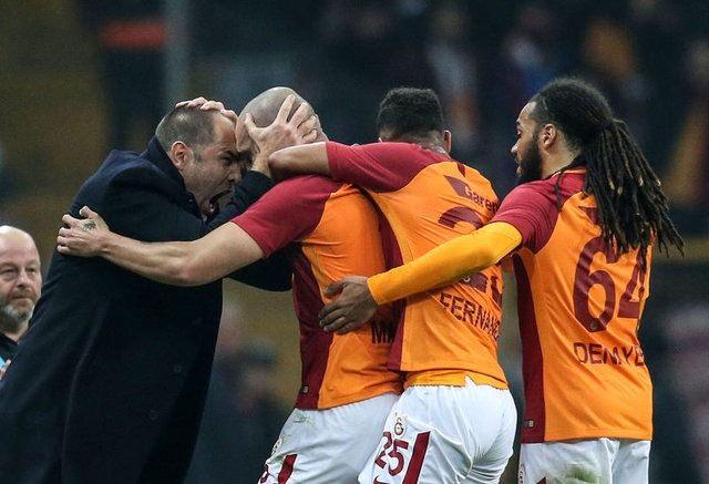 <p><strong>1 GÜN 3 VUKUAT!</strong></p>
<p> </p>
<p>Yeni Malatya maçının devre arasında İgor Tudor ile Maicon’un soyunma odasında sert bir tartışma yaşadığı ortaya çıktı. Hırvat çalıştırıcının, Sambacı’yı “Hatalarından dolayı sürekli gol yiyoruz” diye azarladığı ve bu sözler karşısında Maicon’un çok sinirlendiği öğrenildi.</p>