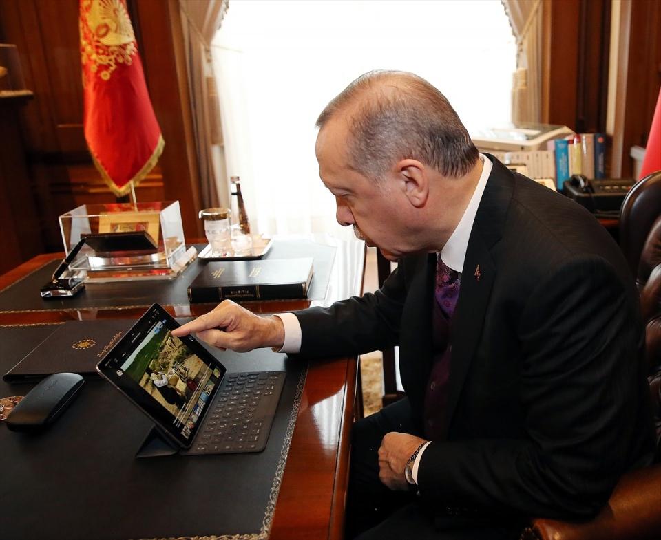 <p><strong>Erdoğan, Türkiye Ampute Milli Takımına oy verdi</strong></p>
<p> </p>
<p>"Yaşam" kategorisinde oy kullanan Cumhurbaşkanı Erdoğan, Kırıkkale'de araç çarpması sonucu arka ayakları tutmayan ve bir vatandaşın yürüyebilmesi için pazar arabasının tekerleklerini kullanarak yürüteç yaptığı sokak köpeği "Kostak"ın, Ankara'daki tedavisinin ardından profesyonel bir yürütece kavuşmasını konu alan "Kostak profesyonel yürüteçle yuvasına döndü" başlıklı fotoğrafı seçti.</p>
<p> </p>
<p>Söz konusu fotoğraf, AA foto muhabirlerinden Zekeriya Karadavut'un objektifine yansıdı.</p>