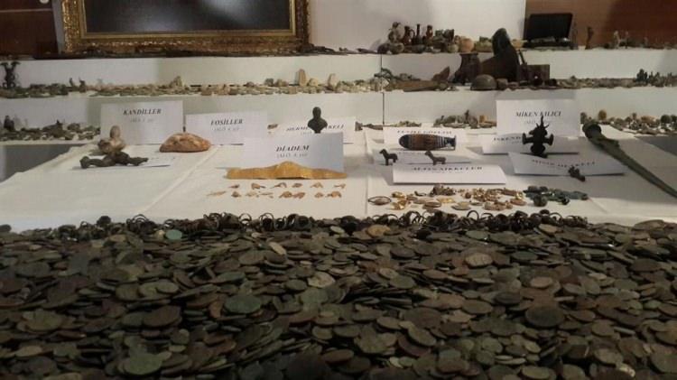 <p>İstanbul polisi, tarihi eser niteliği taşıyan 26 bin 456 adet antik hazine ele geçirdi. Türkiye tarihinin en büyük tarihi eser operasyonunda ele geçirilen eserlerle ilgili 13 kaçakçı yakalandı.</p>

<p> </p>
