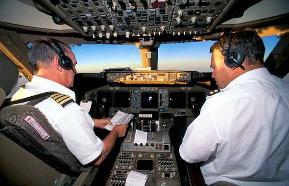 <p>İki pilot uçuş sırasında asla aynı yemeği yemez. Biri zehirlenirse diğerinin sağlığı açısından risk almamak için bu uygulamaya gidiliyor. Sözgelimi bir pilot tavuk yediğinde diğeri köfte yer.</p>

<p> </p>
