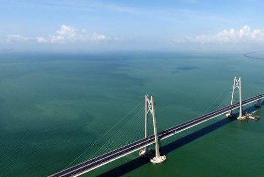 <p><strong>Hong-Kong-Zhuhai-Macau köprüsü</strong></p>

<p>Dünyanın en uzun deniz köprüsü olacak Hong Kong-Zhuhai-Macau köprüsünün 29.6 kilometrelik ana gövdesi tamamlandı.</p>

<p> </p>
