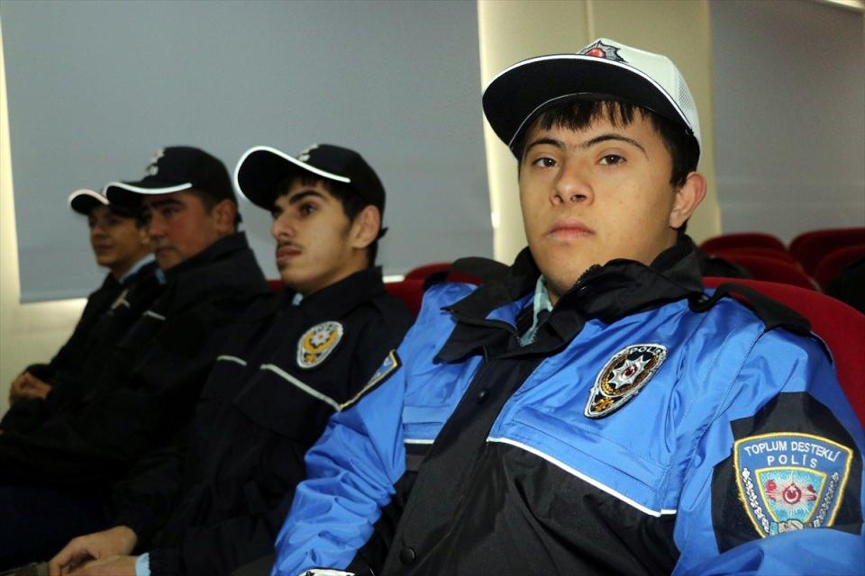 <p>Polislik hayali kuran 15 öğrenciye polislik duygusunu yaşatmak için eğitim verdiklerini anlatan Gül, "Polis okulundaki eğitimi burada bulunan 15 kardeşimiz başarıyla tamamlamış bulunmaktadır. </p>
