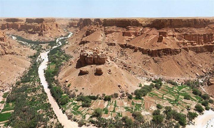 <p>Shibam ve Wadi Dawan gibi Yemen'in g&uuml;ney şehirlerinde yağmacıları evlerinden uzak tutmak istediklerinden dev kayaların &uuml;zerine k&ouml;y kurdukları d&uuml;ş&uuml;n&uuml;l&uuml;yor.</p>

