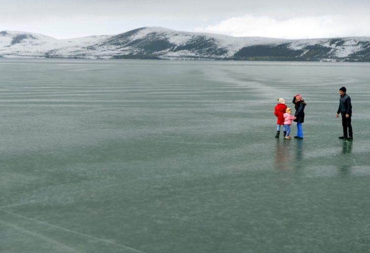 <p>Doğu Anadolu Bölgesi'nin 124 bin metrekare alanıyla Van Gölü'nden sonra ikinci büyük gölü olan Çıldır Gölü, hava sıcaklığının sıfırın altında 12 dereceye kadar düşmesi ile birlikte yüzeyi tamamen buzla kaplandı.</p>

<p> </p>
