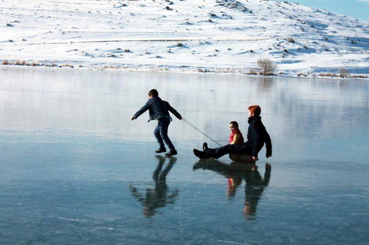 <p>Yüzeyi tamamen buz tutan Çıldır Gölü'nde babalar, çocukları ile birlikte yürüyüş yapıyor.</p>

<p> </p>
