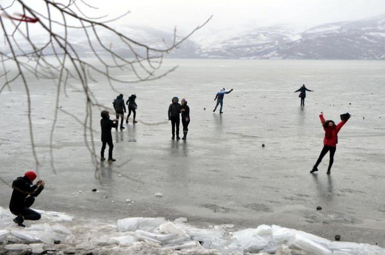 <p>Göle gelerek buz üstünde yürüyüş yapan turistler, çok sayıda hatıra fotoğrafları çektirdi.</p>

<p> </p>
