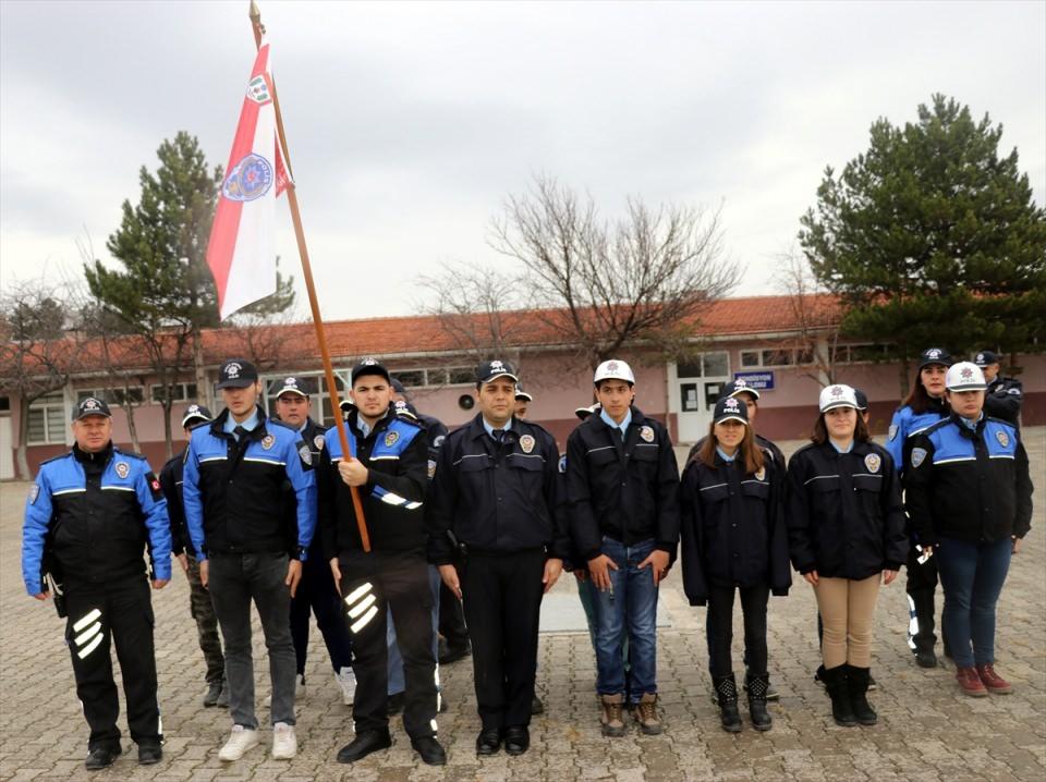 <p>İlk dersi Merzifon POMEM Müdürü Süleyman Gül'den alan öğrenciler, polislik mesleğinin görev tanımını ve yetkilerini öğrendi.</p>
