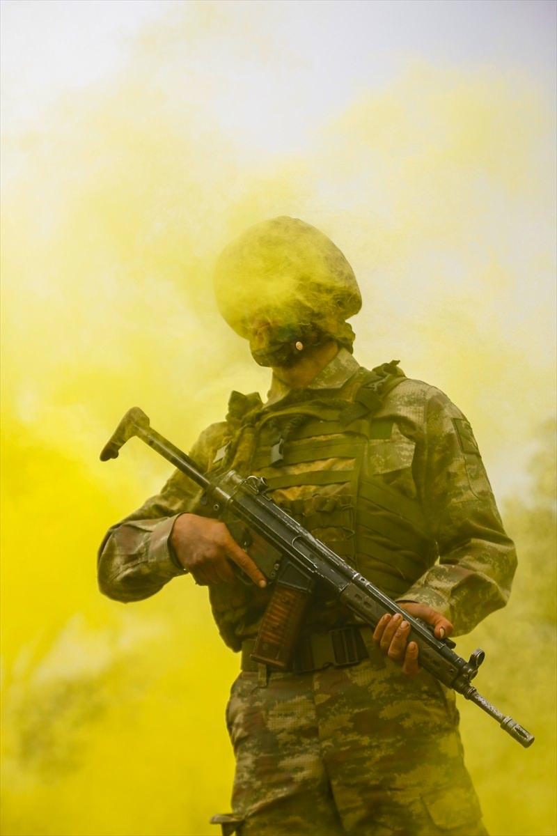 <p>On gün süren tatbikatta, çetin doğa şartlarına uyum sağlamayı başaran kursiyerler, soğuk ve yağışlı havaya aldırış etmeden ülkenin, milletin bölünmez bütünlüğünü korumak, muharebe etkinliğini artırmak, görevlerini her şart ve ortamda yerine getirmek için mücadele etti.</p>
