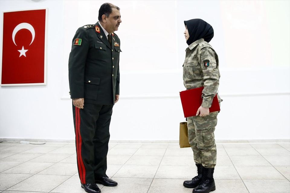 <p>Afgan Yüzbaşı Fatima Sadat, törende, dost ve kardeş ülke Türkiye'ye eğitim almak için geldiklerini söyledi.</p>
<p> </p>