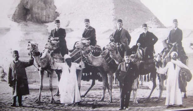 <p>Bir sonraki gün ise Peyâmi Safa’nın Âkif hakkındaki yazısı neşredilir. Bir paragrafı, hayli sitemkârdır:</p>

<p>“Tesâdüfle îzâh olunamayacak kadar muayyen, tek bir sebepden ileri geliyormuş gibi sâbit bir kader, vatan şâirlerimizin hepsini ya sürgünlerde yahud zarûret, hüsran ve muhitin tüyler ürpertici tasasızlığı içinde öldürdü. Mehmet Âkif de bu korkunç ananeden kurtulmuş değildir. Son defa Mısır’dan İstanbul’a geldiği zaman, Fransızların Marseyyez’ini yazan Rouget de Lile’in yüzüncü yıldönümüydü. Sosyalist, komünist, nasyonaist, ruvayalist bütün Fransa onun mezarına diz çöküyordu; bütün Fransa yüz sene sonra Marseyyez şâirini ve bestekârını anarken, Türkiye on sene içinde istiklâl şâirini unutmuştu. Âkıbeti göz önünde olan hastalığında bir Mısırlıdan başka ona tek bir Türk’ün yardım eli uzanmadı; bilakis, bazı gazetelerde, aleyhine yazılar çıktı.”(30 Birincikânun 1936)</p>
