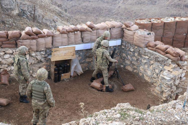 <div><strong>MEVZİLERDE ISITICILAR BULUNUYOR</strong></div>
<div> </div>
<div>Türk Silahlı Kuvvetleri (TSK) de, bölgede teröristlerle mücadelenin yanı sıra, zorlu bir coğrafyada bulunan kışladaki askerlerin hem rahatı hem de moral ve motivasyonu için tüm imkanları kullanıyor.</div>