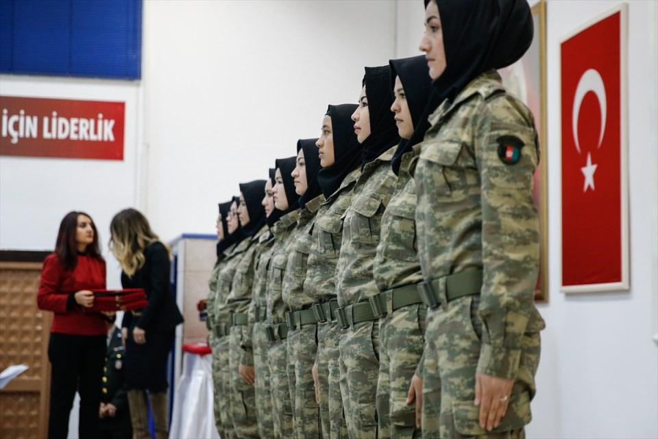 <p>Aldıkları eğitimle birliklerine katkı sağlayacaklarını aktaran Sadat, "Buraya ilk geldiğimizdeki hissettiğimiz duygularla eğitimden sonraki seviyemiz oldukça farklı. Bundan sonra ülkemizde kutsal vatan görevini yaparken, kalplerimiz vatan sevgisinden güç alarak başarılarımızı ispatlayacağız." diye konuştu.</p>

<p> </p>
