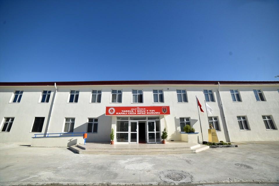 <p>Misafirler için ayrıca aynı anda bin 500 aracın park yapabileceği otopark ile restoranlar da oluşturulurken, ziyaretçileri bekleme alanlarından ceza infaz kurumlarına taşıyacak özel taşıtlar da ayarlandı.</p>
<p> </p>