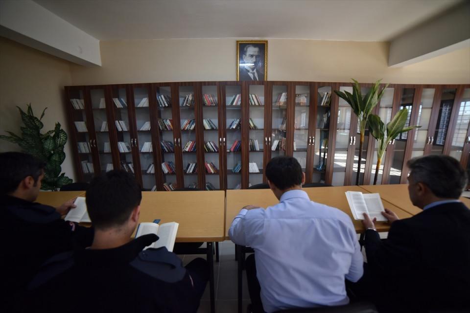 <p>İlk etapta 20'ye yakın hükümlünün görev aldığı atölyede hazırlanan ve günde bin pakete ulaşan cezeryeler, Türkiye'deki tüm ceza infaz kurumlarına gönderilirken, ekonomik kazanç da sağlanıyor.</p>

<p> </p>
