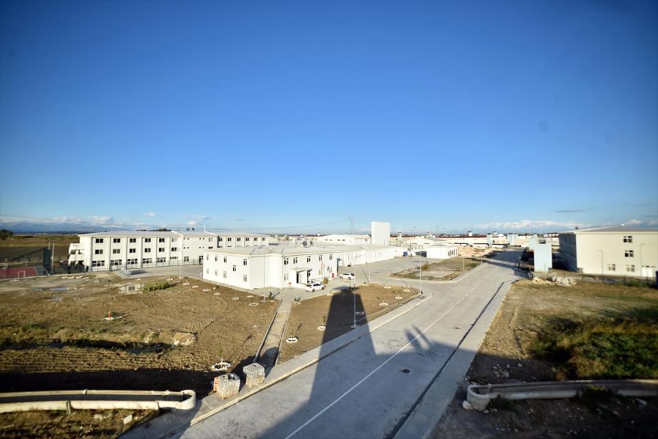 <p>Mersin'in Tarsus ilçesinde 111 milyon Türk lirasına inşa edilen Tarsus Ceza İnfaz Kurumları Kampüsü içine hükümlülerin topluma daha donanımlı dönmesini sağlamak için çok sayıda spor alanı, eğitim ve konferans salonu yapılırken, fabrikayı andıran atölyelerde de birçok alanda mesleki eğitimler veriliyor. </p>