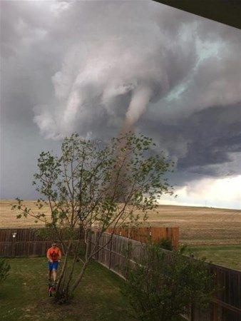 <p>Kanada'da yaşayan bu adam arkasındaki tornado kasırgasına aldırış etmeden çimlerini biçmeye devam ediyor.</p>
