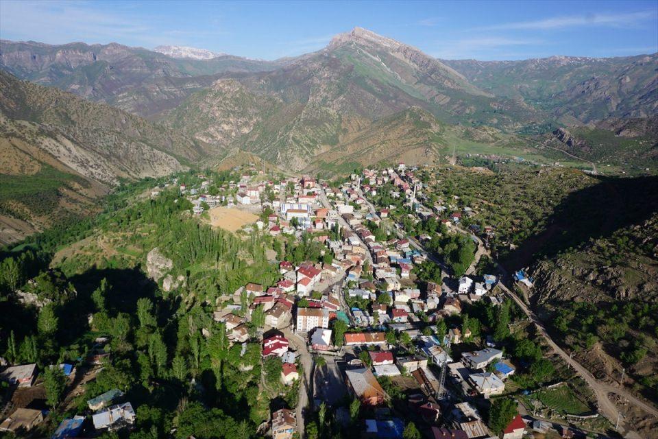<p>Terör örgütleri PKK ve FETÖ bağlantılı 9 kişinin belediyedeki görevine son verdiklerini aktaran Şener, "Belediyeye taşeron personel temin eden firmanın da yakın olduğu tespit edilerek sözleşme feshedildi. Belediye eskiden maaşlarını bile zor öderken şimdi yatırım yapan bir belediye konumuna geçtik." bilgisini paylaştı.</p>

<p> </p>
