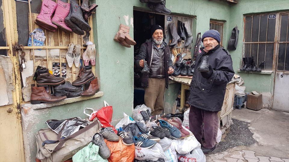 <p>Efe, 2010 yılında emekli olduktan sonra Esenbey Mahallesi'ndeki 2 metrekarelik dükkanını ayakkabı tamir atölyesine dönüştürdü. Vatandaşlardan düşük ücret karşılığında aldığı ayakkabıları tamir eden Efe, tanesini 10-15 liradan satıyor.</p>
<p> </p>