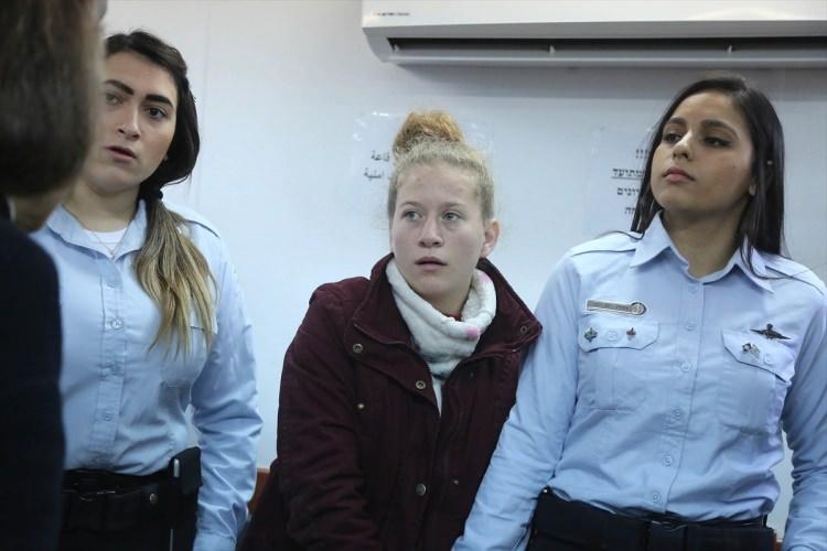 <p>İsrail askeri mahkemesi, "Hanzala Cesaret Ödülü" sahibi 16 yaşındaki Filistinli Ahed et-Temimi ile annesi Neriman ve kuzeni Nur Naci et-Temimi'nin gözaltı sürelerini 4 gün daha uzattı.</p>

<p> </p>

<p> </p>
