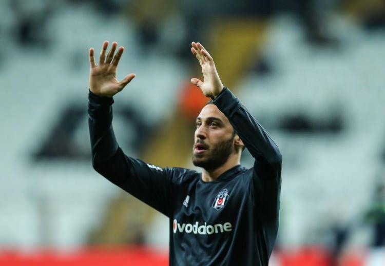 <p>Beşiktaş taraftarları oyundan çıkarken de Cenk Tosun'u ayakta alkışladı.</p>
