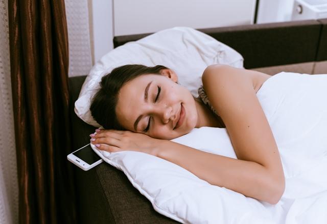 <p><strong>Yastık altında</strong></p>

<p>İnternetiniz açık bir şekilde telefonunuzu yastık altında tutarak uyursanız, gelen bildirimler ekranın ışığını açacaktır. Bu durumda melatonin üretimini olumsuz etkiler.</p>
