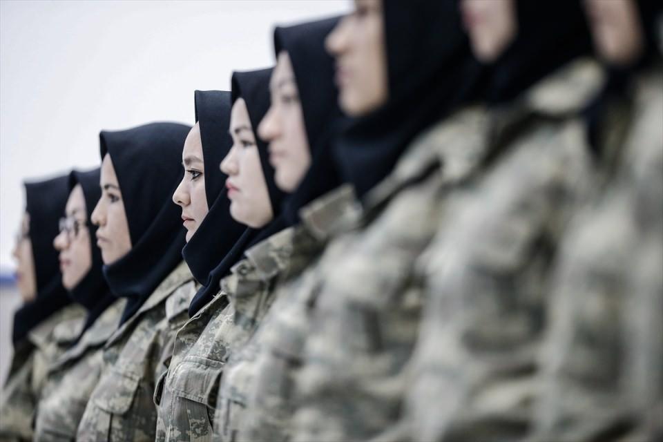 <p>Kadın personel olarak kendilerine inanıp güvendiklerini anlatan Sadat, Türkiye'deki eğitimde kazandıkları vasıflarla ülkelerinde seve seve görevlerini yapacaklarını ifade etti.</p>

<p> </p>
