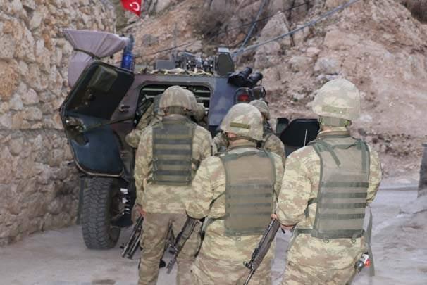 <p>Mevzilerde de, nöbet tutan askerlerin üşümemeleri için ısıtıcılar bulunuyor. Nöbetten dönen askerler ise acil müdahale kuvveti biriminde bulunan kuzine sobanın başında ısınırken, pişirdikleri kestane ve patatesleri yeyip, kitap okuyup, satranç oynuyor.</p>
