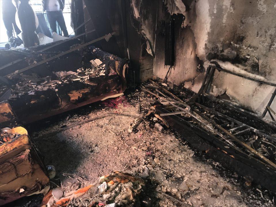 <p>Patlama nedeniyle oturma odasındaki camlar kırıldı, evde yangın çıktı. Komşuların haber vermesinin ardından olay yerine itfaiye ekipleri yönlendirildi. </p>

<p> </p>

