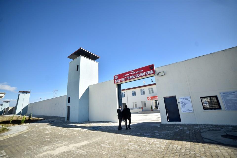 <p>Hükümlüler ile ailelerinin, daha iyi koşullarda görüşmesi için bekleme ve görüş salonları modern hale getirilen kampüste, giriş ve çıkışlardaki güvenlik önlemleri için de son teknoloji ürünler kullanıldı.</p>

<p> </p>
