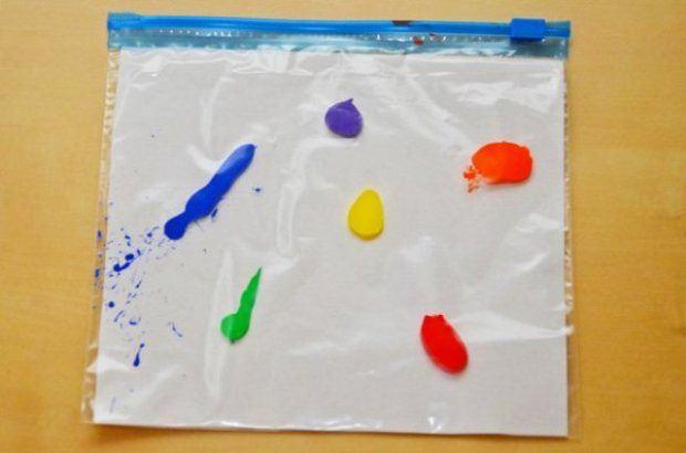 <p>- Bu etkinlik için ihtiyacınız olan  şeyler, akrilik boya ile şeffaf dosyadır. Çocuğunuz renkleri öğrenmelerinin yanı sıra birbiriyle karışan renklerin ortaya nasıl bir görüntü çıkardığını da gözlemleyecektir.</p>
