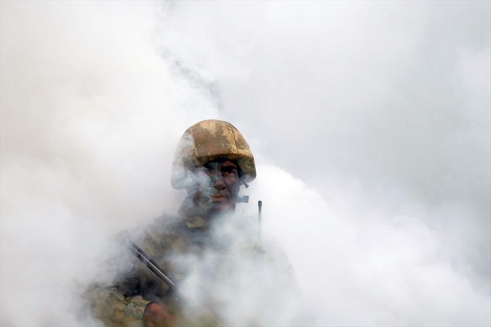 <p>Uzman erbaşlar, 16 haftalık kursun sonunda güç, cesaret, kararlılık ve dayanıklılık isteyen "Teröristle Mücadele Harekatı Tatbikatı"nı icra etti.</p>

<p> </p>
