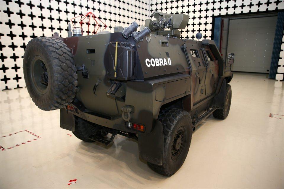 <p><strong><em>Otokar olarak gelişen teknoloji ve tehditlere göre Türk Silahlı Kuvvetleri'nin ihtiyacını karşılayacak ürünler tasarladıklarını aktaran Görgüç, şöyle konuştu:</em></strong></p>
<p>"Teknoloji sürekli değişiyor. Tehdit unsuru çok önemli, bugün tehdit olarak görmediğiniz herhangi bir yaklaşım önümüzdeki aylarda, yıllarda tehdit olarak karşınızda belirebiliyor. Dolayısıyla Otokar, platformlarını esnek, gelişen teknolojilerin kolayca adapte edilebileceği, oluşan tehditlere daha iyi ve daha kolay cevap verebilecek altyapıya sahip platformlar olarak tasarlıyor.</p>