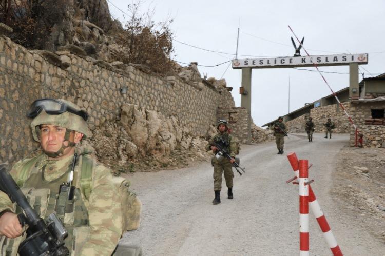 <p>Söz konusu bölgeler daha sonra drone ile taranıp, kontrol ediliyor. Arama ve tarama çalışmaları da yapan Gabar Kartalları, gece-gündüz ve yaz-kış demeden görev yaptıkları bölgeyi hakimiyetleri altında tutarak, teröristlerin korkulu rüyası oluyor.</p>

<p> </p>
