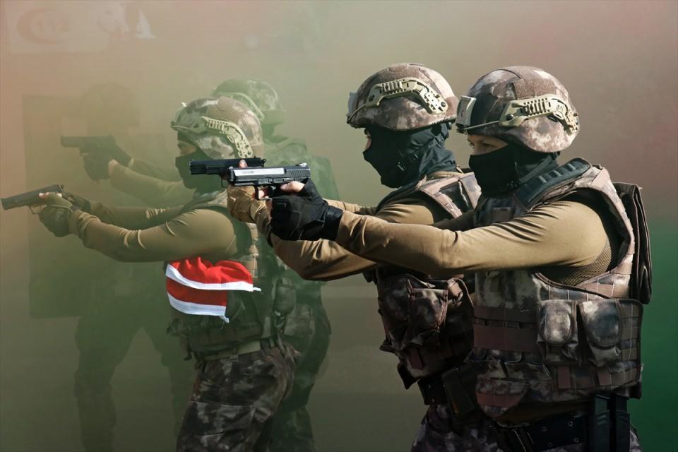 <p>Gerçeğini aratmayan tatbikatı izleyen İl Emniyet Müdürü Nurettin Gökduman, tüm personeli başarılarından dolayı kutladı. </p>
<p> </p>