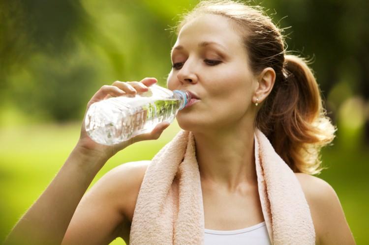 <p>7- Aç iken 3 bardak su içmek, midedeki asit düzeyini düşürür.</p>
