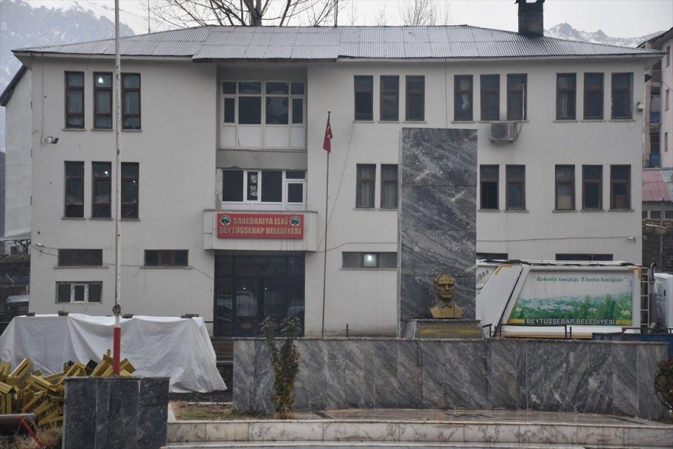<p><strong>10 ayda 10 milyon lira yatırım yapıldı</strong></p>

<p>Şener, belediyeyi devraldıklarında esnafa nalburiye, yedek parça, petrol ve inşaat malzemelerinden oluşan yaklaşık 500 bin liralık borcu kısa sürede ödediklerini kaydetti. </p>

<p>Görev yaptıkları 10 ay boyunca borçlu durumdan yatırım yapabilecek duruma geldiklerini belirten Şener, belediye kaynaklarını fazla kullanmadan yaklaşık 10 milyon lira yatırım gerçekleştirdiklerini aktardı. </p>
