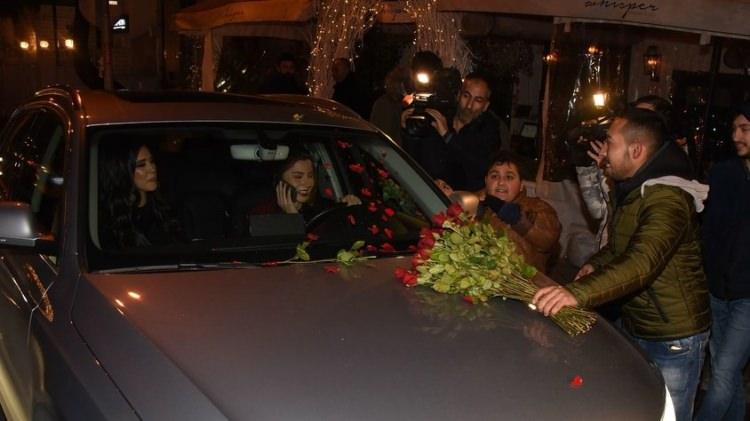 <p>Mekan çıkışında muhabirlerin arasından ilerlemeye çalışan Boluğur, çiçekçilerin bir anda etrafını sarması ile de zor anlar yaşadı. Ünlü oyuncu kendisine çiçek satmaya çalışan çocuklara "Arkadaşlar param yok, kusura bakmayın" dedikten sonra arabasına bindi. </p>

