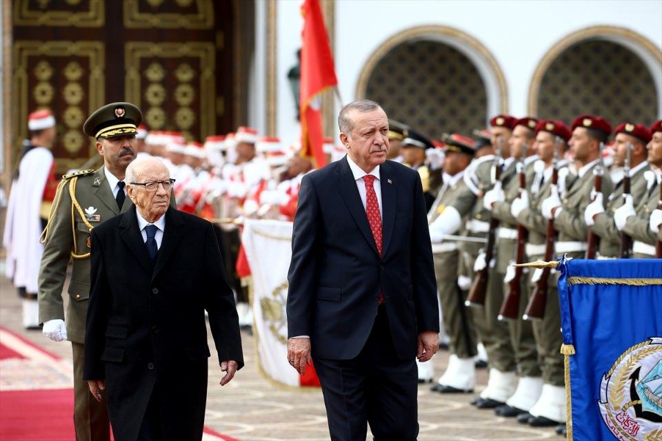 <p>Erdoğan ile mevkidaşı es-Sibsi'nin Tunus Cumhurbaşkanlığı Sarayı'ndaki t&ouml;ren alanında yerlerini almalarının ardından, T&uuml;rkiye ve Tunus milli marşları &ccedil;alındı.</p>

<p>&nbsp;</p>
