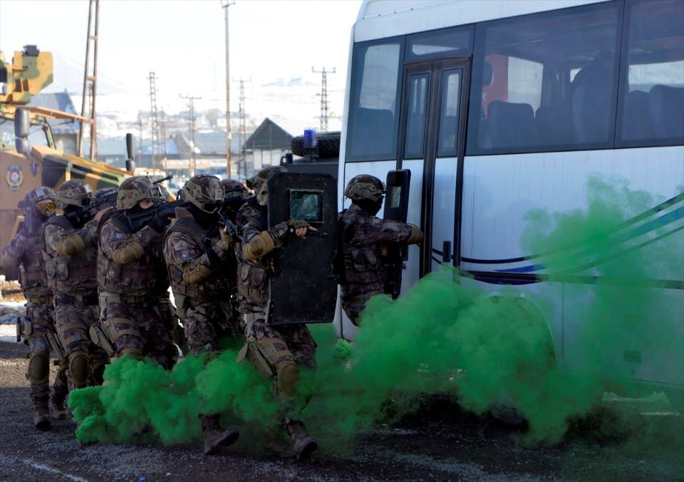 <p>Ardahan'da, polis özel harekat (PÖH) timlerinin, terör olaylarına karşı gerçekleştirdiği operasyon tatbikatı gerçeğini aratmadı</p>
