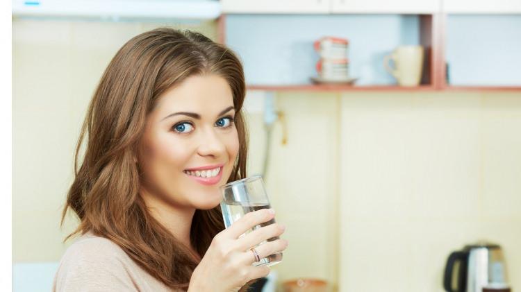 <p>1- Sabahları kahvaltı yapmadan önce 1 veya 2 bardak su içmek, toksinlerden kurtulmanızı ve metabolizmanızı hızlandırmayı sağlayacaktır.</p>
