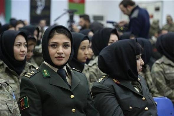 <p><strong>Afgan Tümgeneralden, "Savaşı durdurun" çağrısı</strong></p>

<p>Türkiye'nin acısını birlikte yaşadıklarını anlatan Gharib, şöyle devam etti:</p>

<p>"Tarih bunu bize her zaman hatırlatıyor. Siz bizim çok yakın dostlarımız, hatta kardeşlerimizsiniz. Bizim tüm mutluluklarımız sizinle beraberdir. Biz el uzattık, bizim elimizi tutun lütfen. Biz çok haksız bir savaşla karşı karşıyayız.</p>
