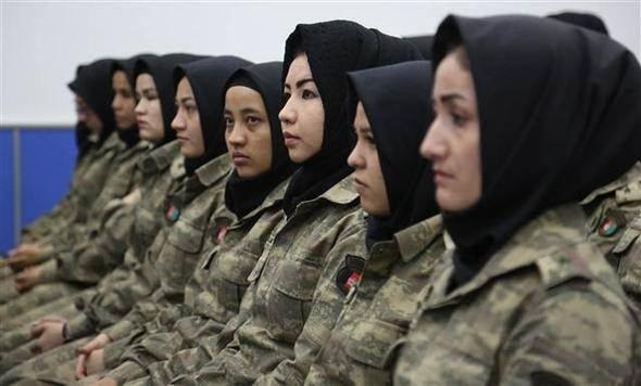 <p>Afganistan'da, savaşta 25'den fazla örgüt gruplarıyla karşı karşıyayız. Bizim gençlerimiz özellikle bayanlarımız, dünyada terörizme karşı Afganistan'da savaşıyorlar. Sizden ricamız var. Hangi durumda, bizim komşularımızı baskı altında tutabilecekse onları biraz baskı altında tutsunlar ki bu örgütlere destek vermesinler. Ve bu savaşa son versinler. </p>
