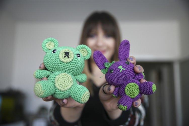 <p>Zamanla kendi tasarımı olan kardan adam amigurumileri yapmaya başladığını belirten Tanar, bunlardan farklı renk ve desenlerde 50 tane &uuml;rettiğini kaydetti.</p>
