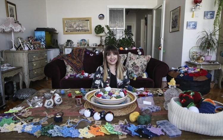 <p>Tanar, yurt dışı ve yurt i&ccedil;i fuarlardan teklifler aldığını, &ouml;rg&uuml; ve amigurumi &uuml;zerine ders vermeyi de d&uuml;ş&uuml;nd&uuml;ğ&uuml;n&uuml; dile getirdi.</p>
