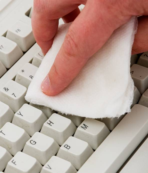 <p>Bilgisayar klavyeleri sürekli el altından bulunan ve bakteri üreten eşyaların başında gelir. Klavyelerin temizlenmesi için aseton çok elverişli bir temizleyicidir. Bir pamuğun üzerine aseton dökün ve bununla klavyeniziz silin. </p>

